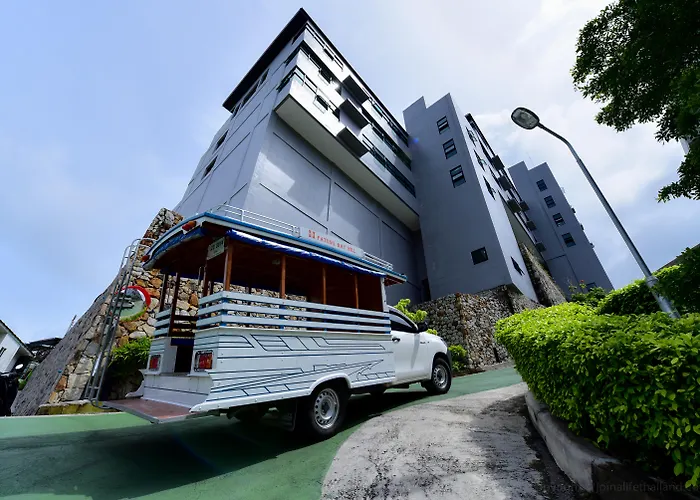 Self Catering: Patong Bay Hill